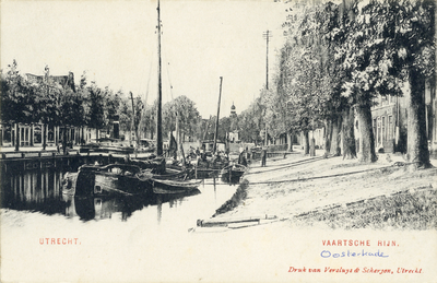 2570 Gezicht op de Vaartsche Rijn te Utrecht met rechts enkele huizen aan de Oosterkade en links de Westerkade.